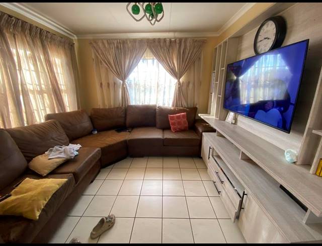 3 BEDROOM TOWNHOUSE FOR SALE IN CLAYVILLE EAST
